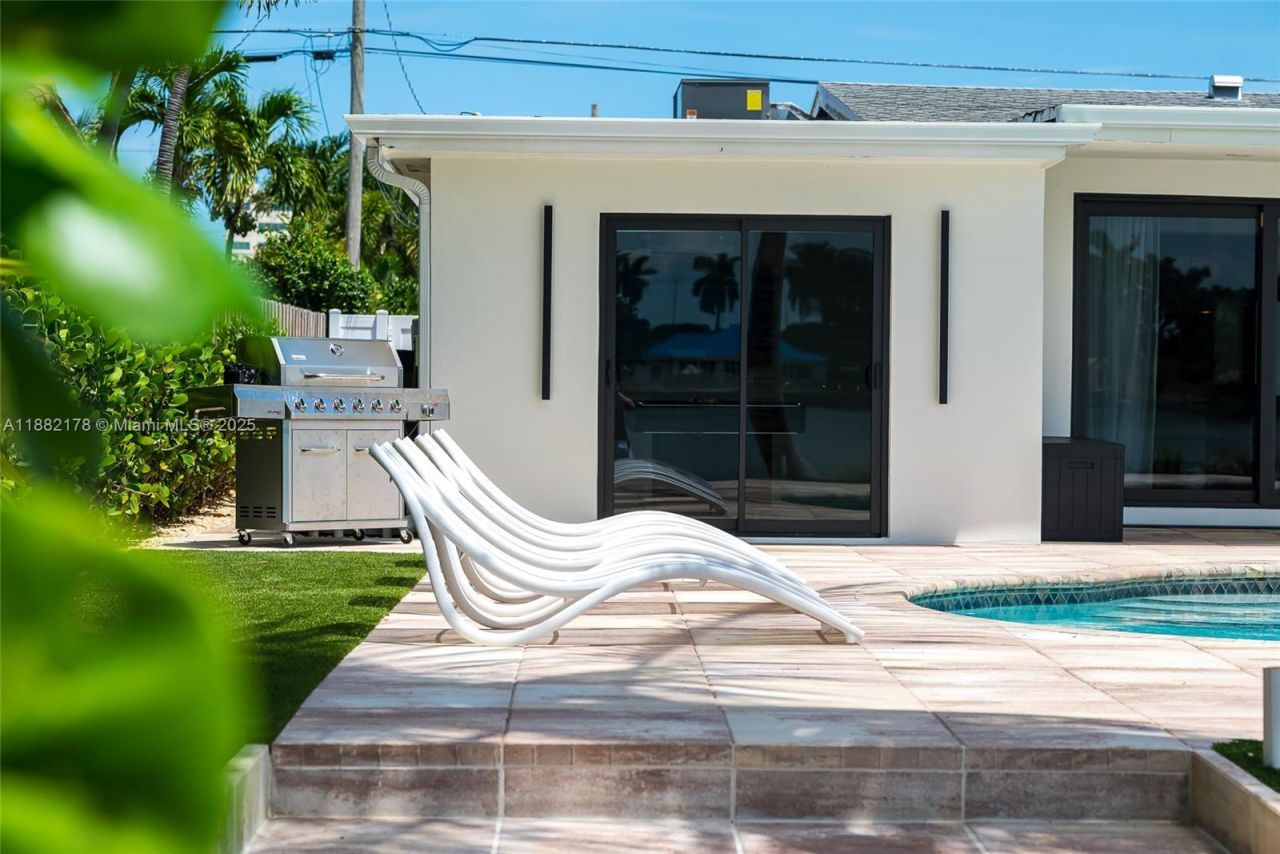 21230 NE 25th Ct, Miami, FL 33180 Photo