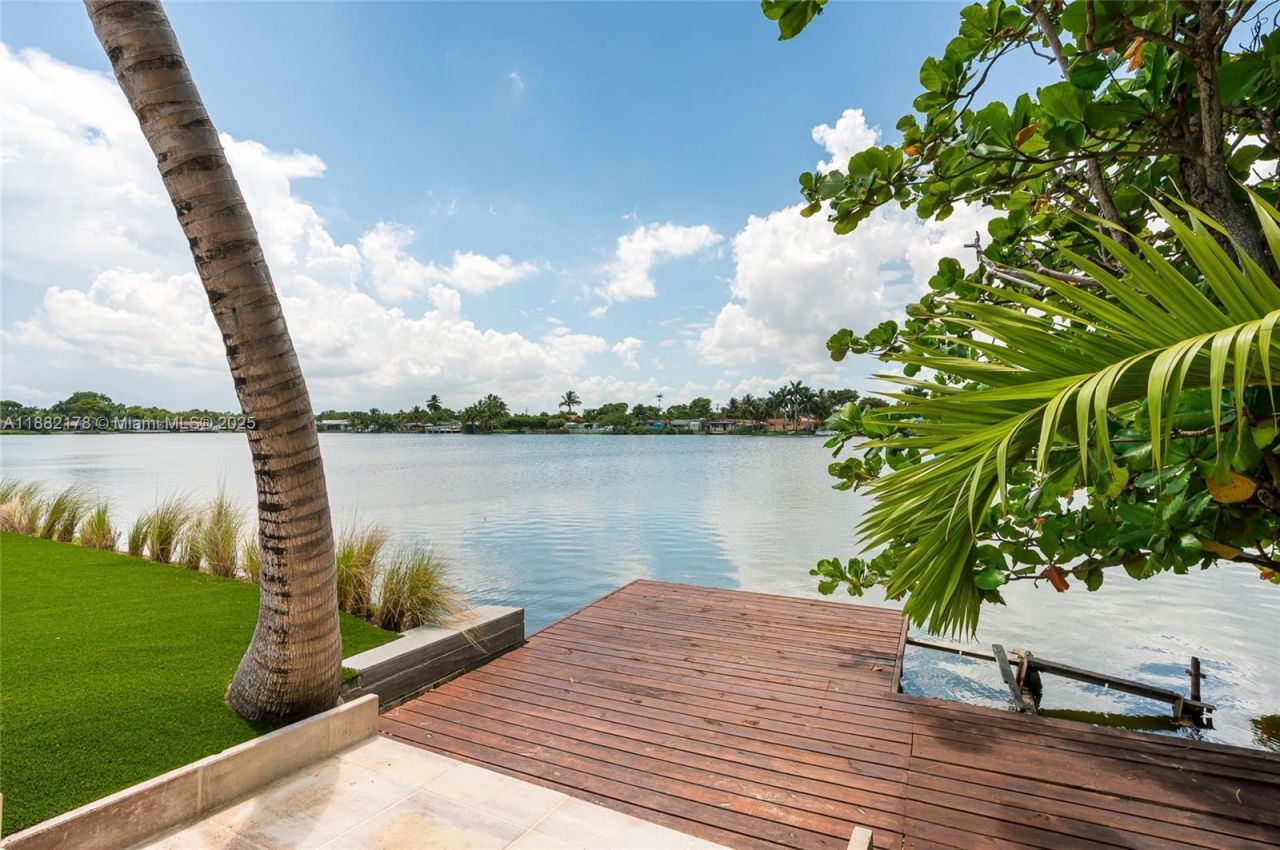 21230 NE 25th Ct, Miami, FL 33180 Photo