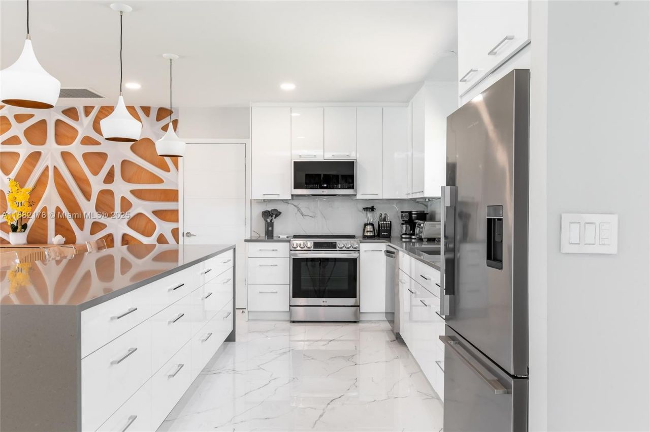 21230 NE 25th Ct, Miami, FL 33180 Photo