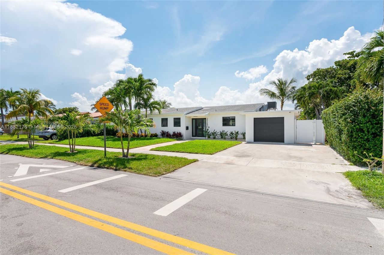 21230 NE 25th Ct, Miami, FL 33180 Photo