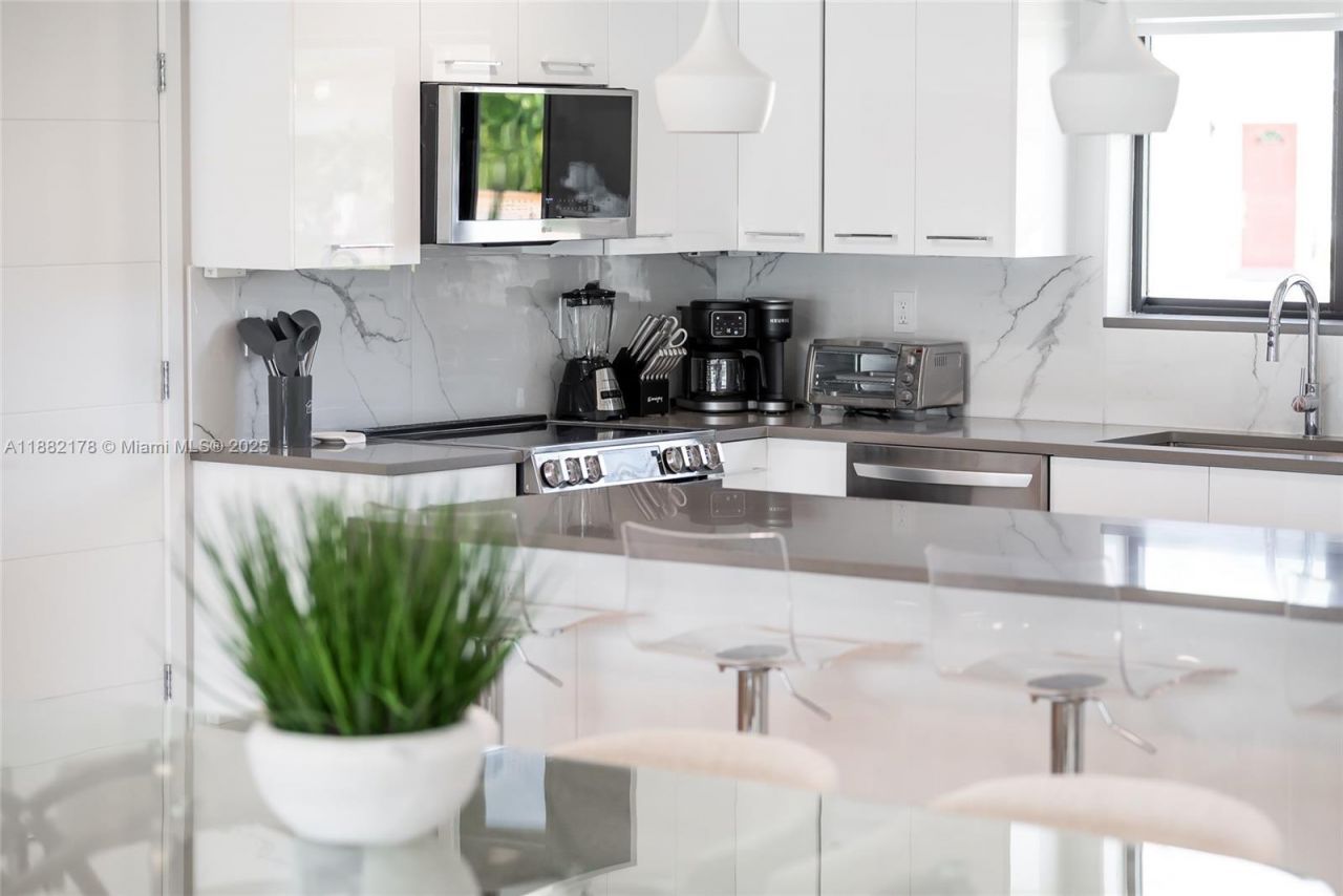 21230 NE 25th Ct, Miami, FL 33180 Photo