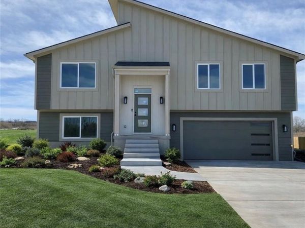 2112 SE Oak Ridge Drive, Oak Grove, MO 64075