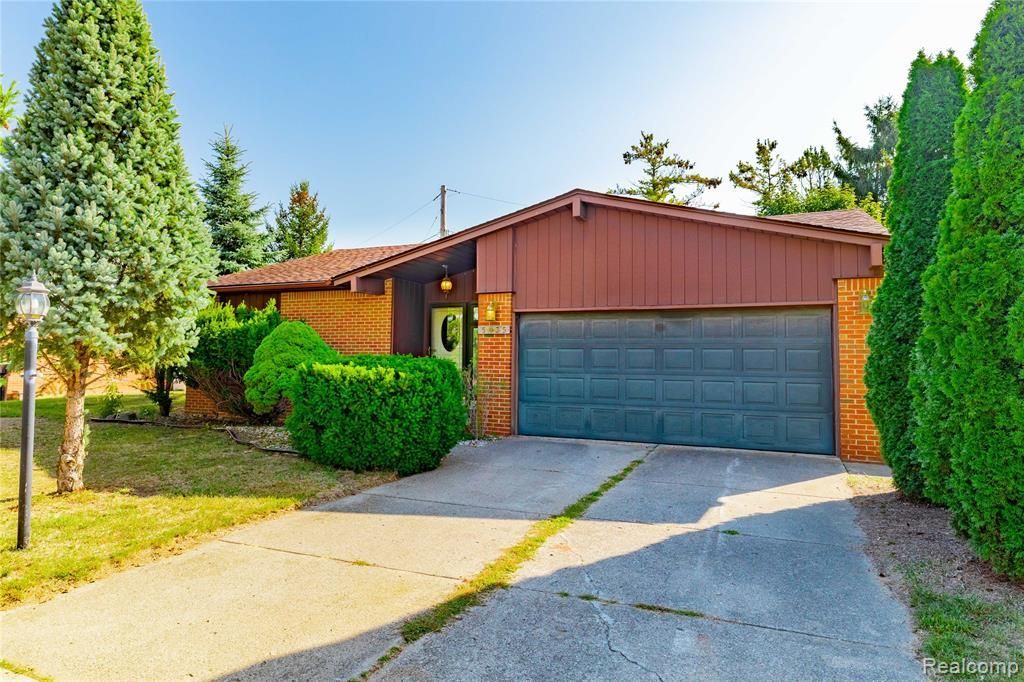 5035 Hillcrest Court, Trenton, MI 48183 Main Photo