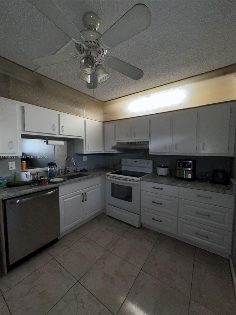 2800 Somerset Dr, Unit 403J, Lauderdale Lakes, FL 33311 Photo