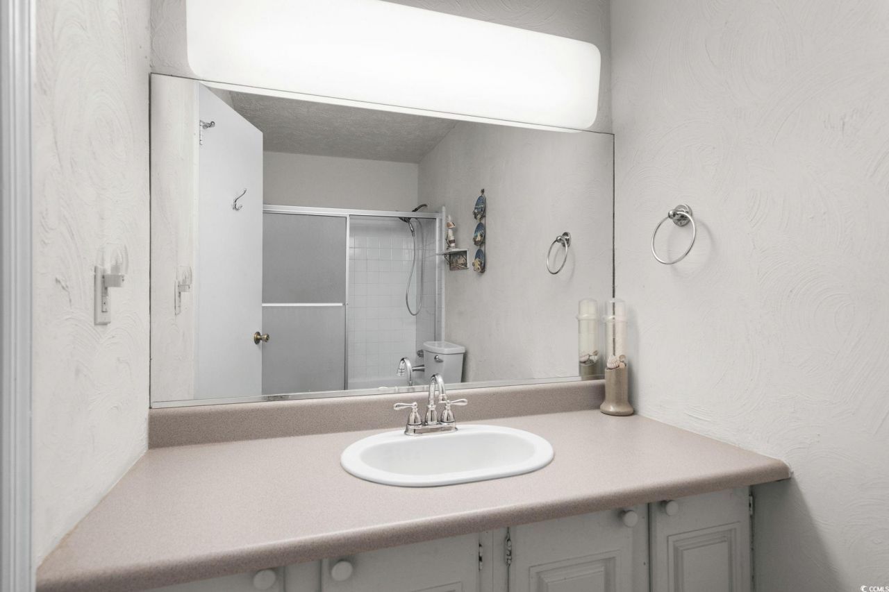 1621 Edge Dr. Photo 25