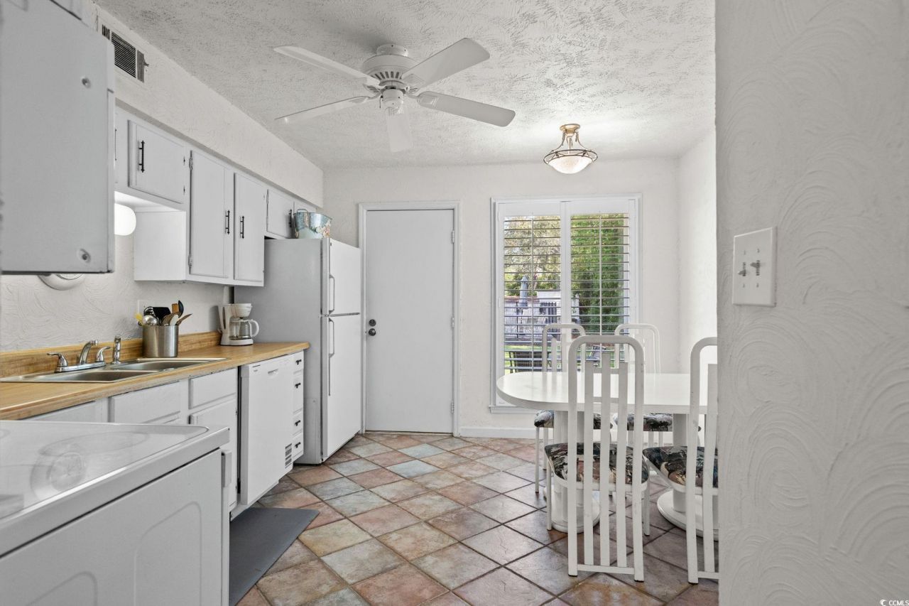 1621 Edge Dr. Photo 8