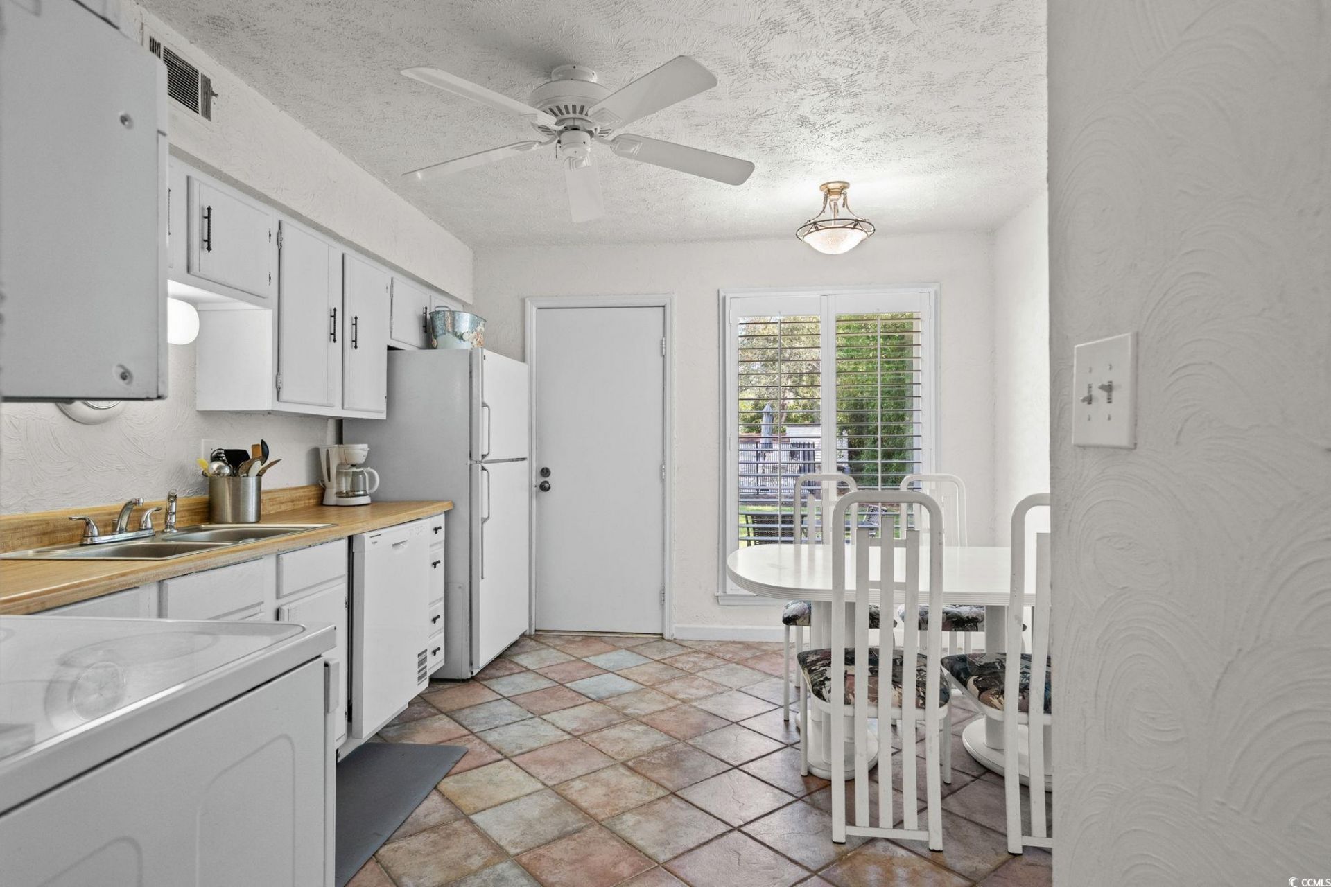 1621 Edge Dr. Photo 9