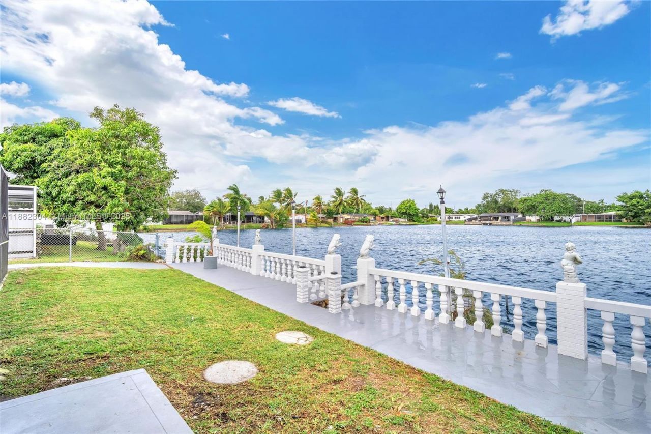 6757 Rose Dr, Miramar, FL 33023 Photo