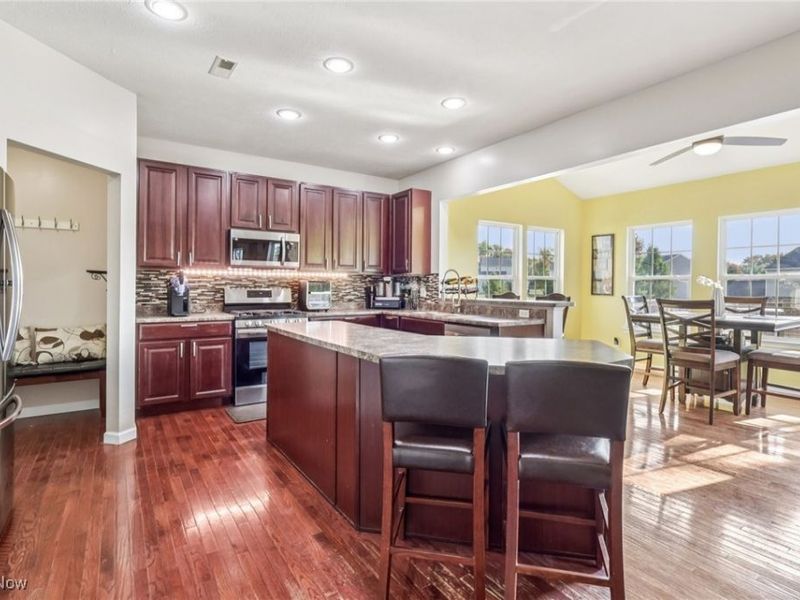 6357 Stonehaven Lane, Bedford, OH 44146 Photo 3