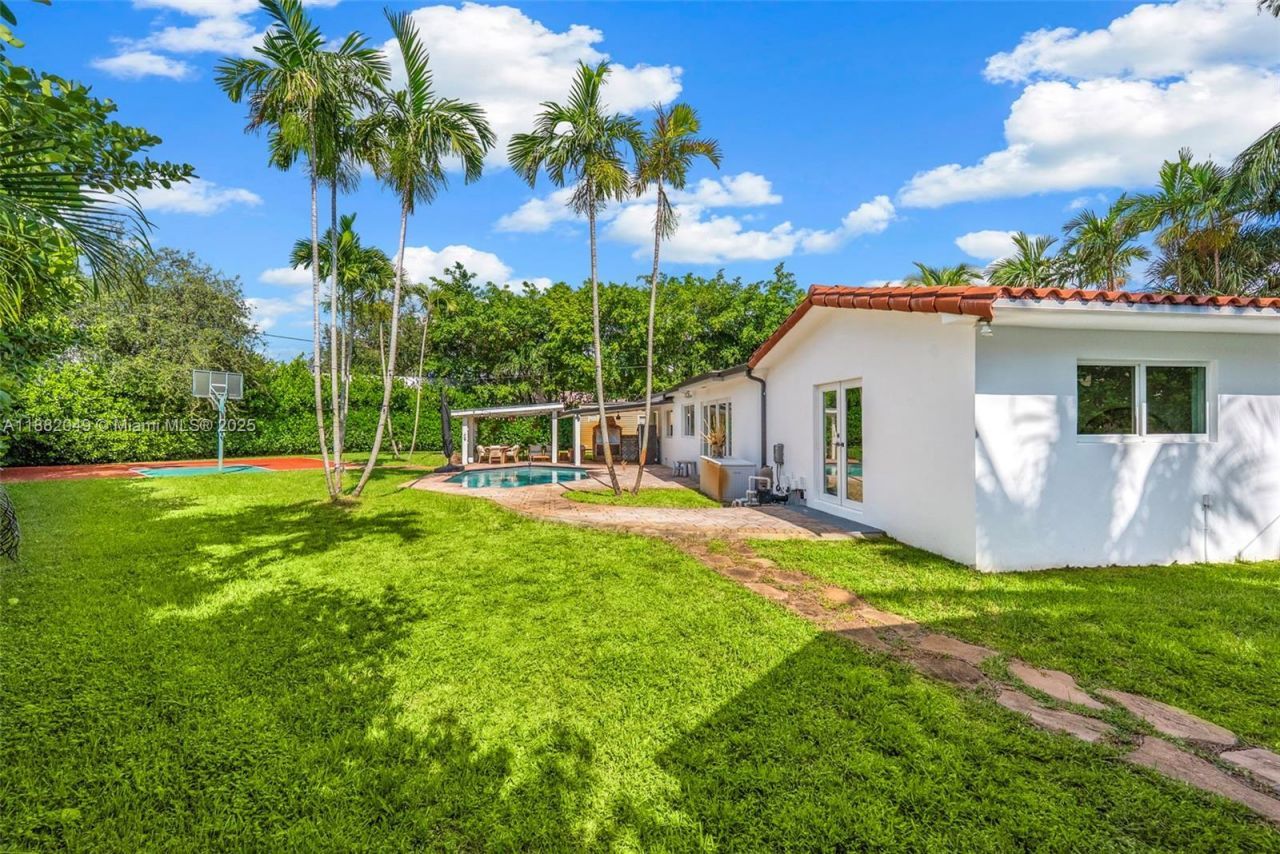 21000 NE 18th Ct, Miami, FL 33179 Photo