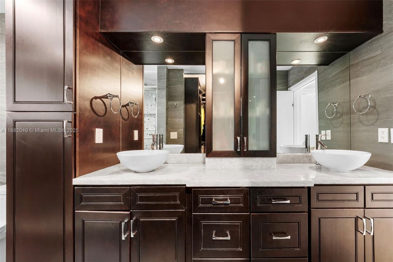 21000 NE 18th Ct, Miami, FL 33179 Photo