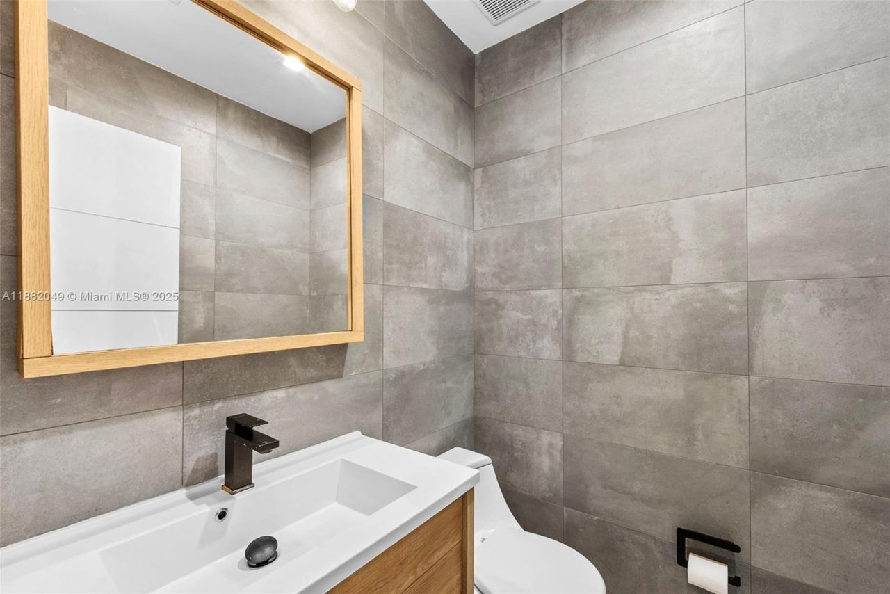 21000 NE 18th Ct, Miami, FL 33179 Photo