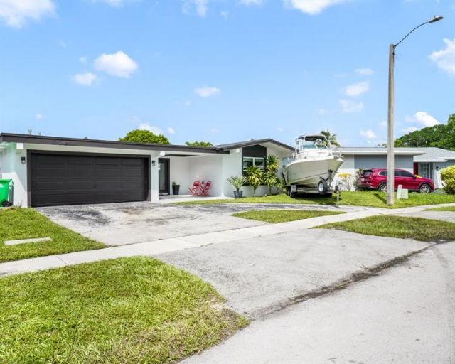 2051 NW 93rd Lane, Sunrise, FL 33322 Photo