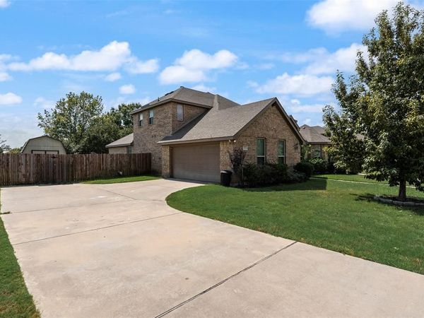 202 Debbie Way, Red Oak, TX 75154
