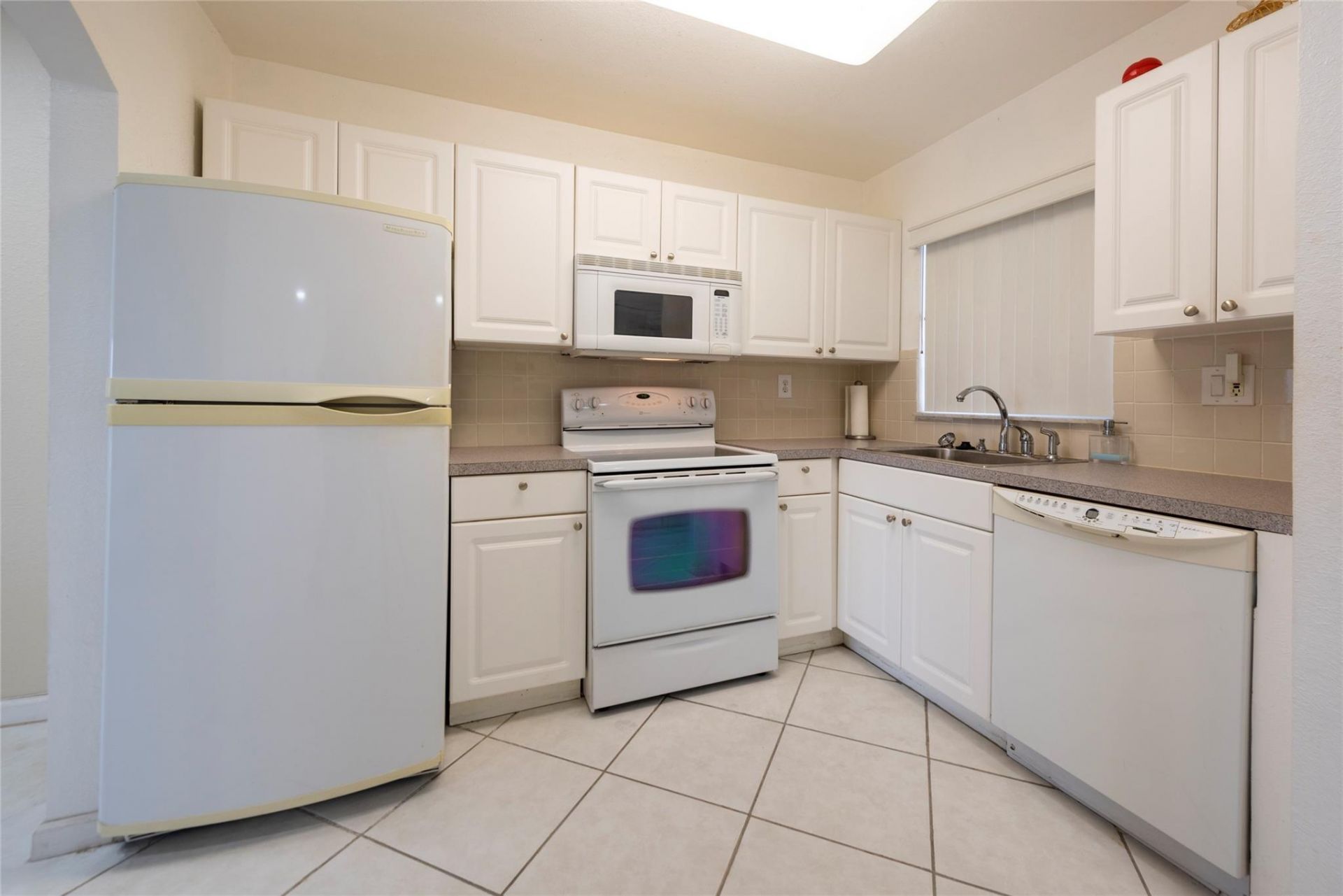 8515 Sunrise Lakes Boulevard, Unit 301, Sunrise, FL 33322 Photo