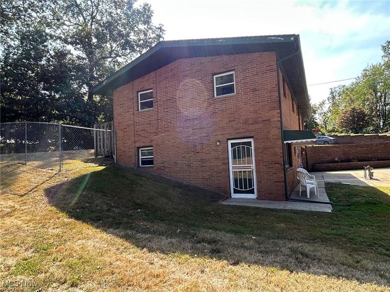 61 Leicester Drive, Akron, OH 44319 Photo 2