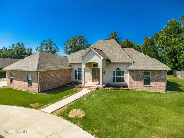 1044 Bear Creek Circle, Breaux Bridge, LA 70517