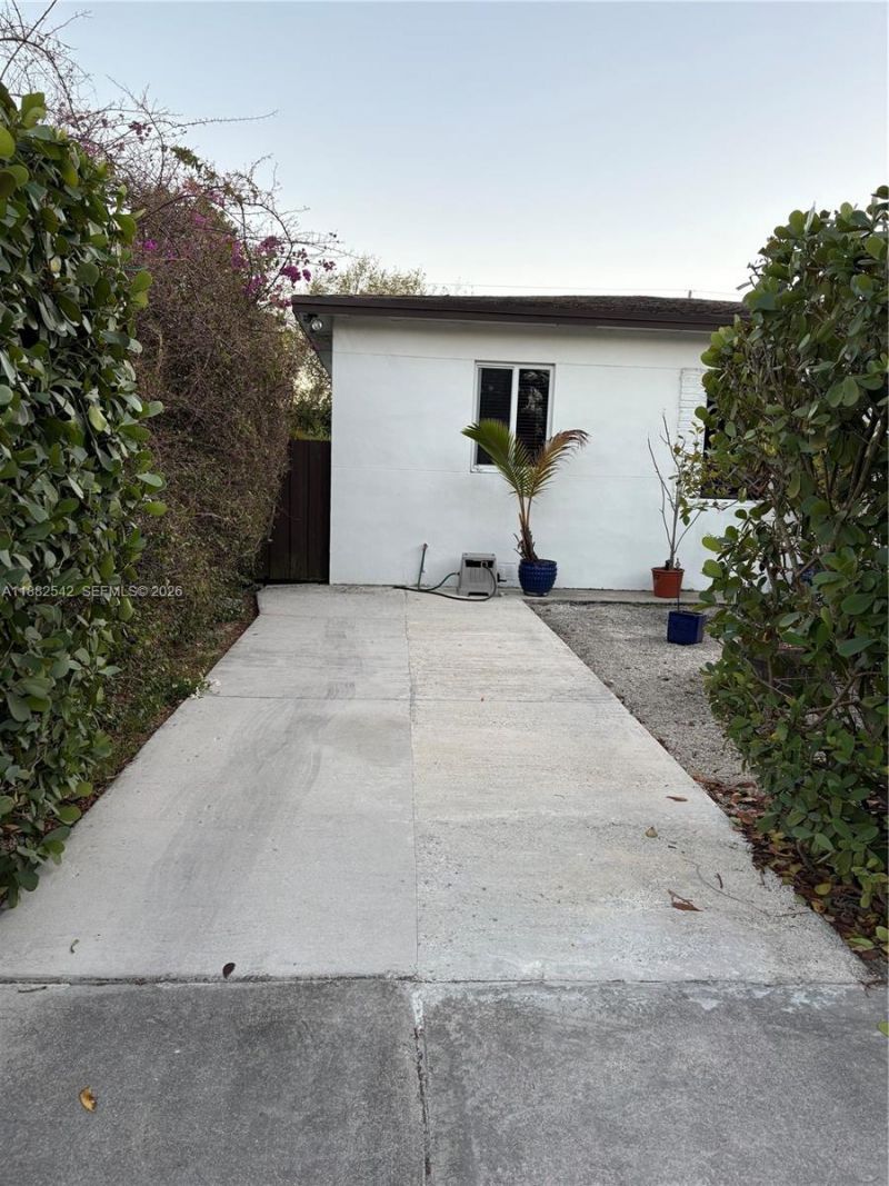 2270 SW 24th St, Miami, FL 33145 Photo