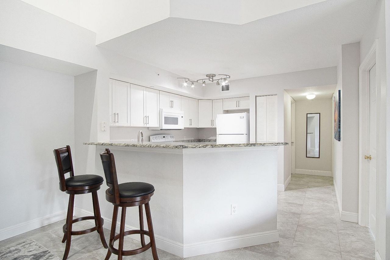 4041 San Marino Boulevard, Unit 307, West Palm Beach, FL 33409 Photo