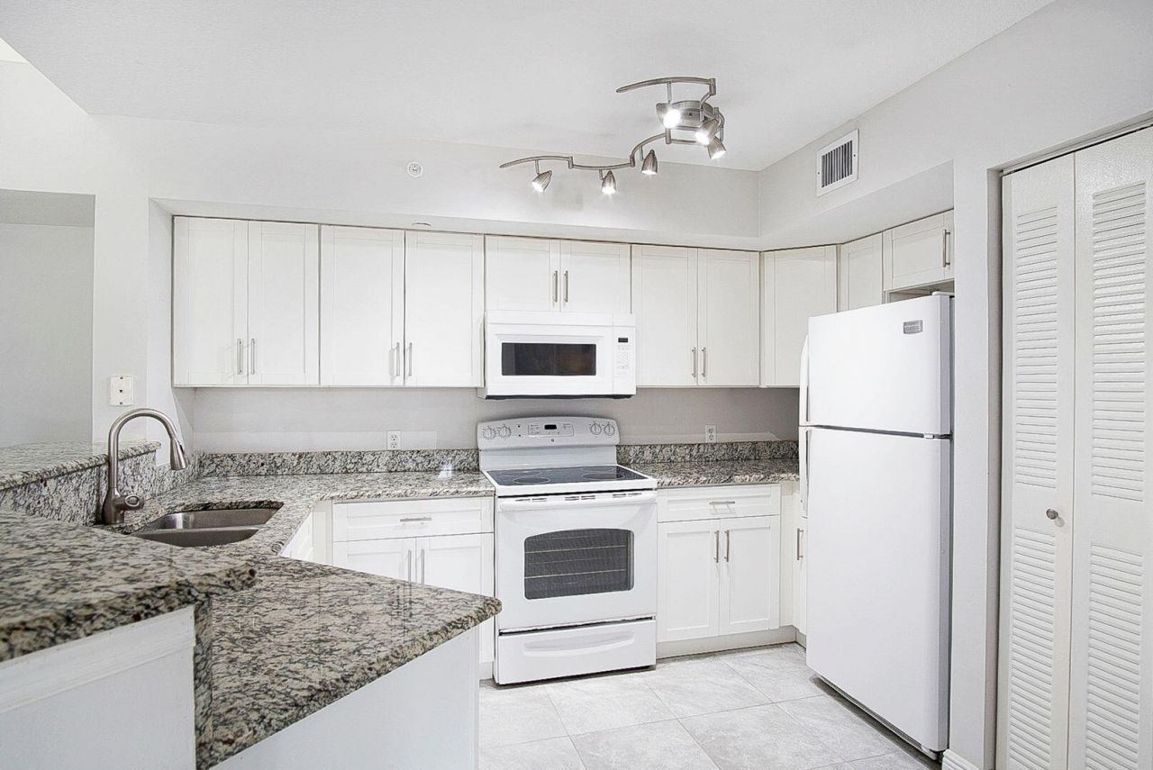 4041 San Marino Boulevard, Unit 307, West Palm Beach, FL 33409 Photo