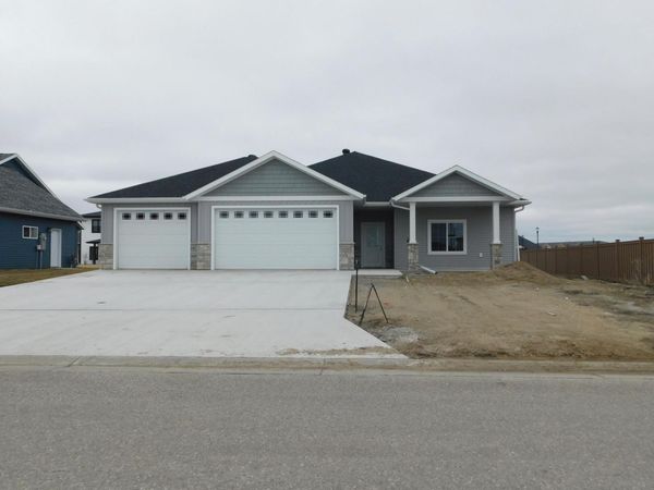 4203 Pine Parkway S, Fargo, ND 58104