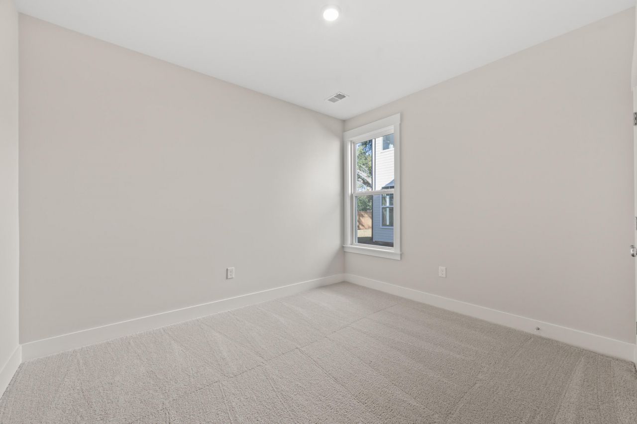 300 Creek Pointe Drive Photo 8