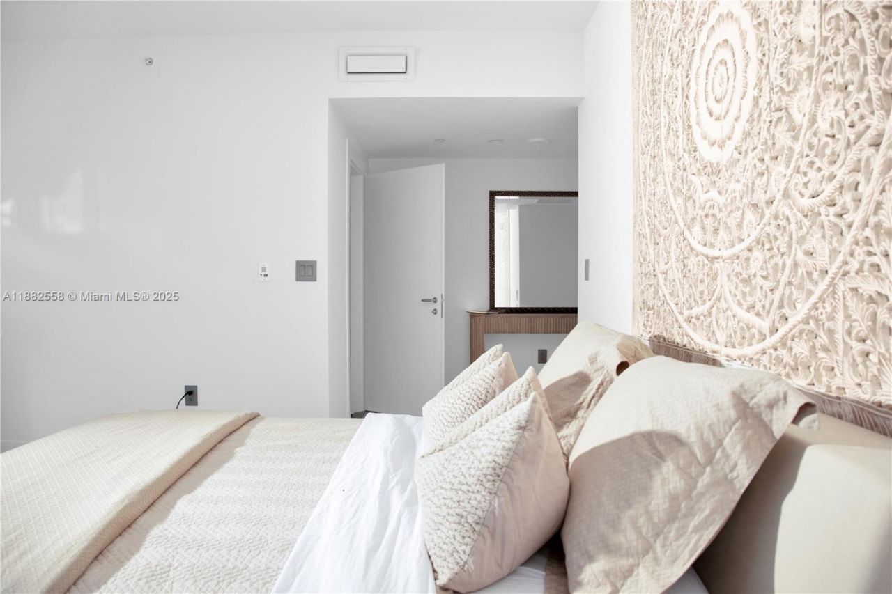 200 Biscayne Boulevard Way, Unit 4201, Miami, FL 33131 Photo