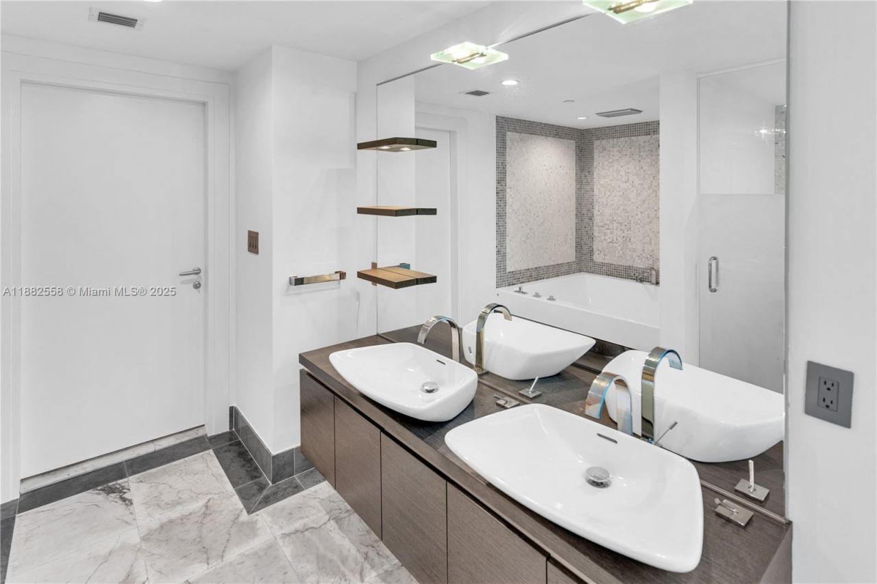 200 Biscayne Boulevard Way, Unit 4201, Miami, FL 33131 Photo