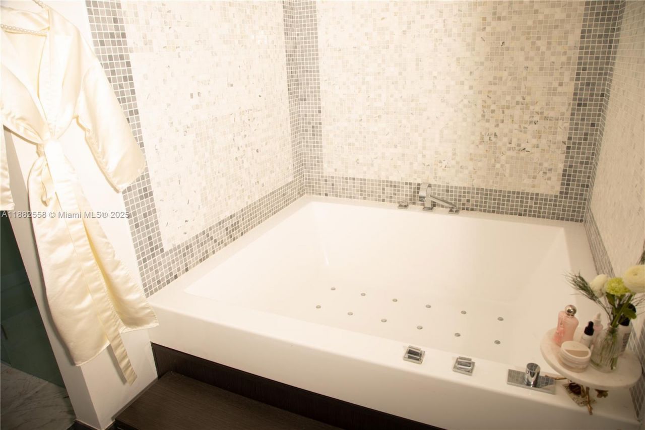 200 Biscayne Boulevard Way, Unit 4201, Miami, FL 33131 Photo