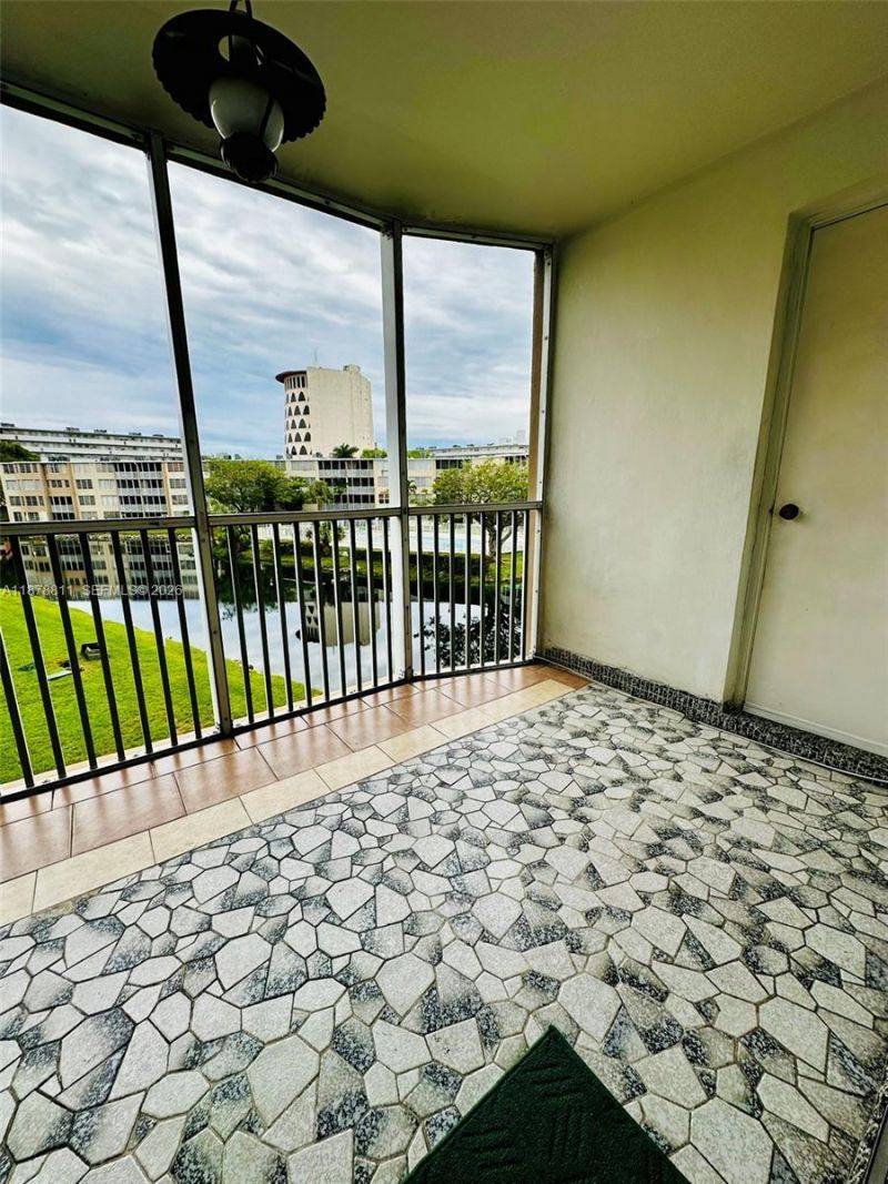 1690 NE 191st St, Unit 305-1, Miami, FL 33179 Photo