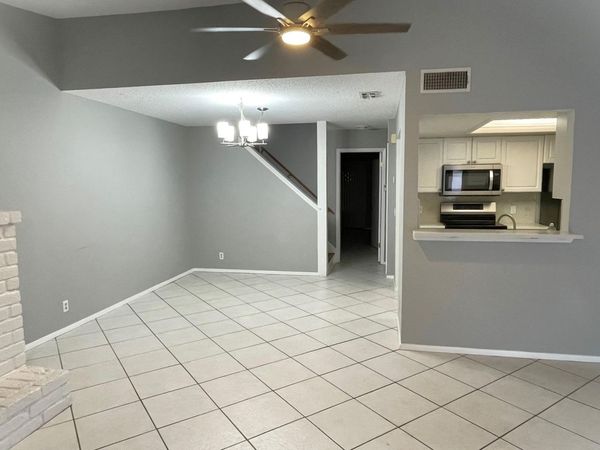 910 E Meadowmere LN S, Austin, TX 78758