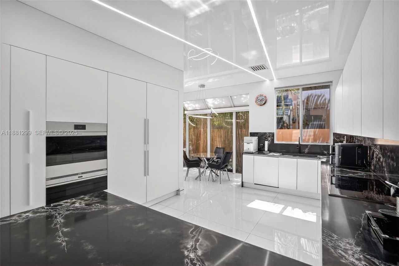 3710 NE 208th Ter, Aventura, FL 33180 Photo