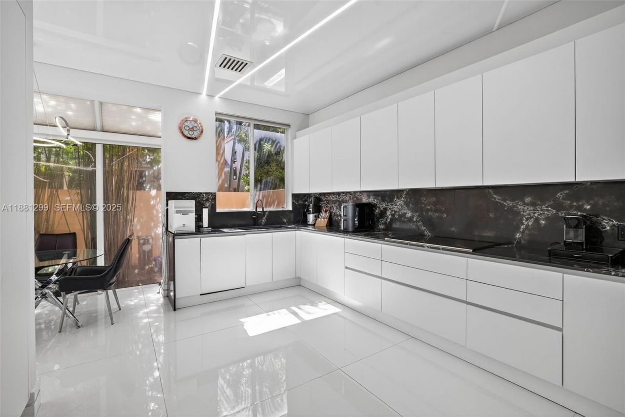 3710 NE 208th Ter, Aventura, FL 33180 Photo