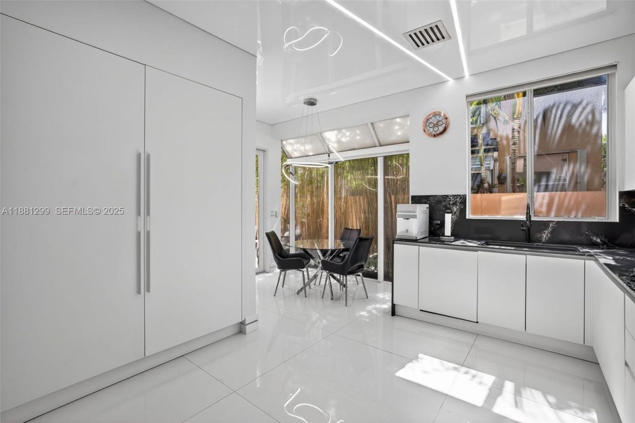 3710 NE 208th Ter, Aventura, FL 33180 Photo