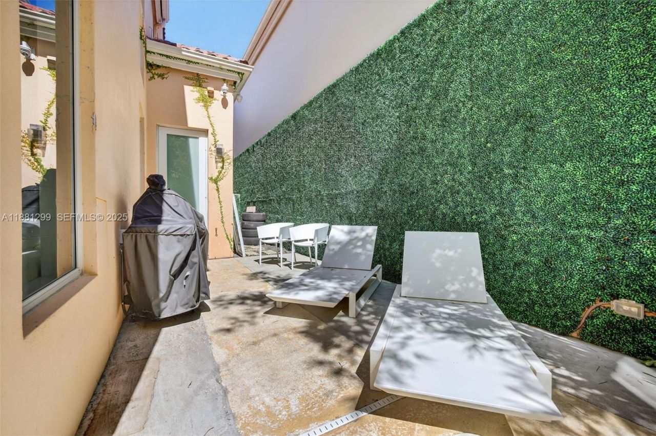 3710 NE 208th Ter, Aventura, FL 33180 Photo