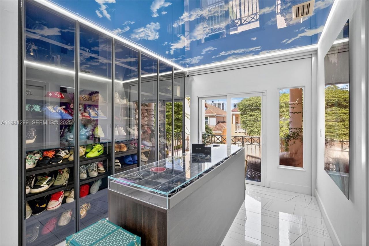 3710 NE 208th Ter, Aventura, FL 33180 Photo