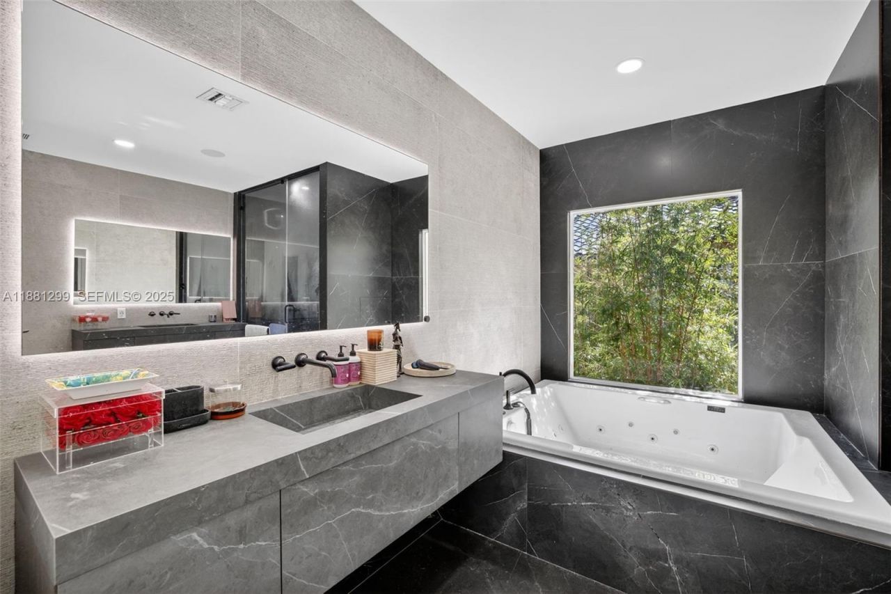 3710 NE 208th Ter, Aventura, FL 33180 Photo