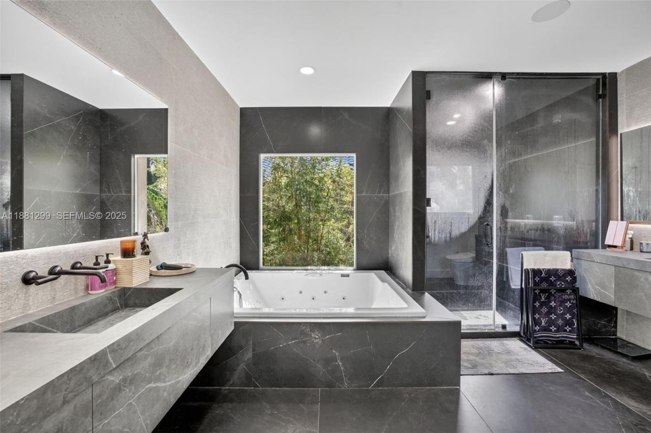 3710 NE 208th Ter, Aventura, FL 33180 Photo