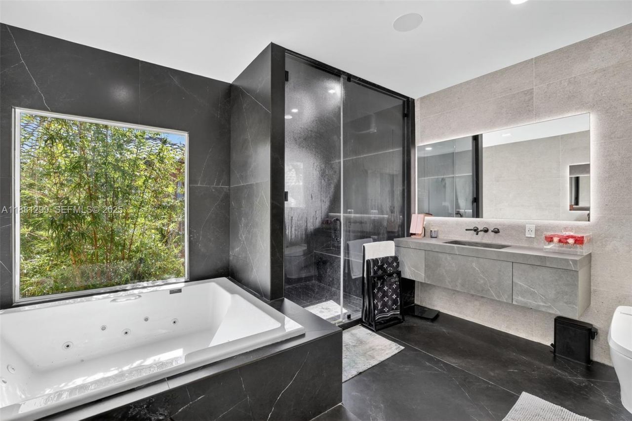 3710 NE 208th Ter, Aventura, FL 33180 Photo