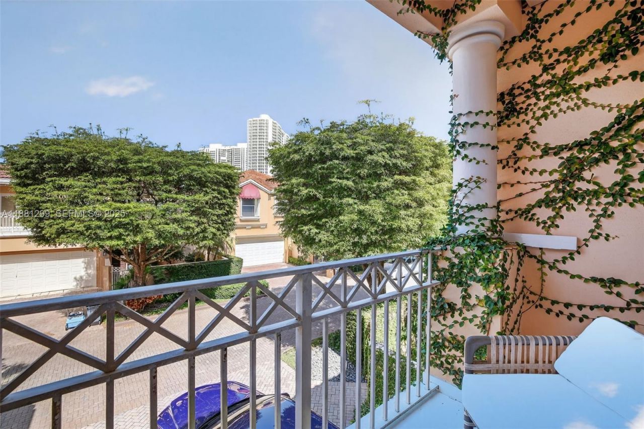 3710 NE 208th Ter, Aventura, FL 33180 Photo