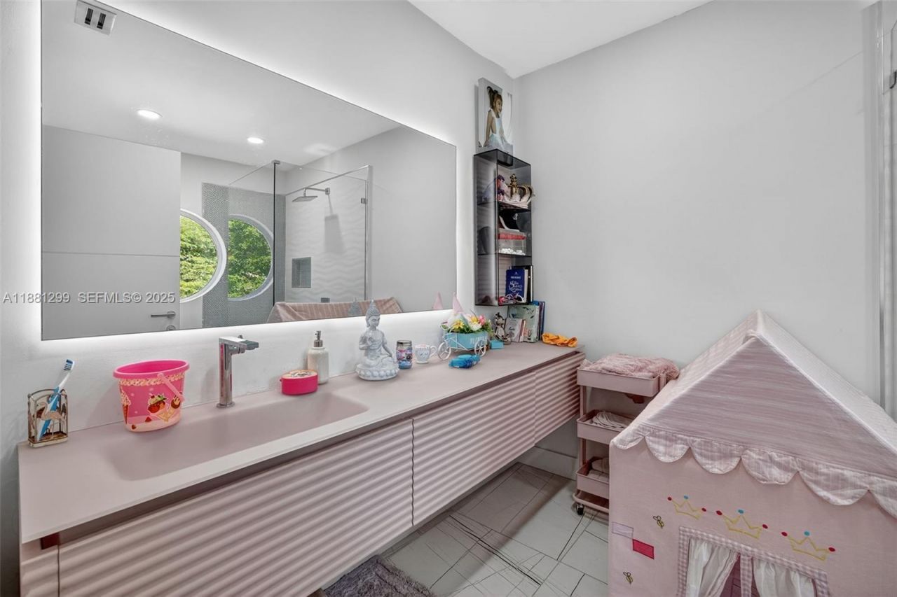 3710 NE 208th Ter, Aventura, FL 33180 Photo