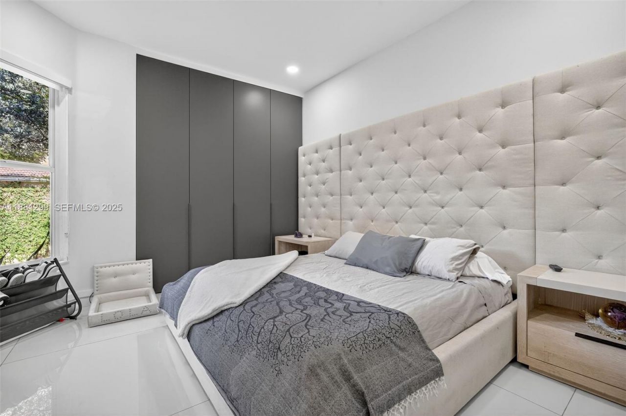 3710 NE 208th Ter, Aventura, FL 33180 Photo