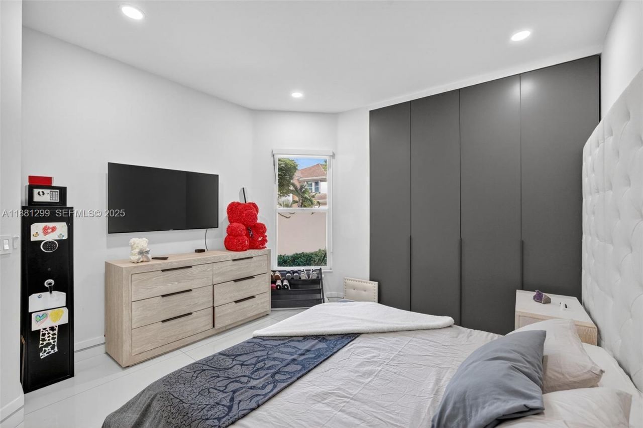 3710 NE 208th Ter, Aventura, FL 33180 Photo