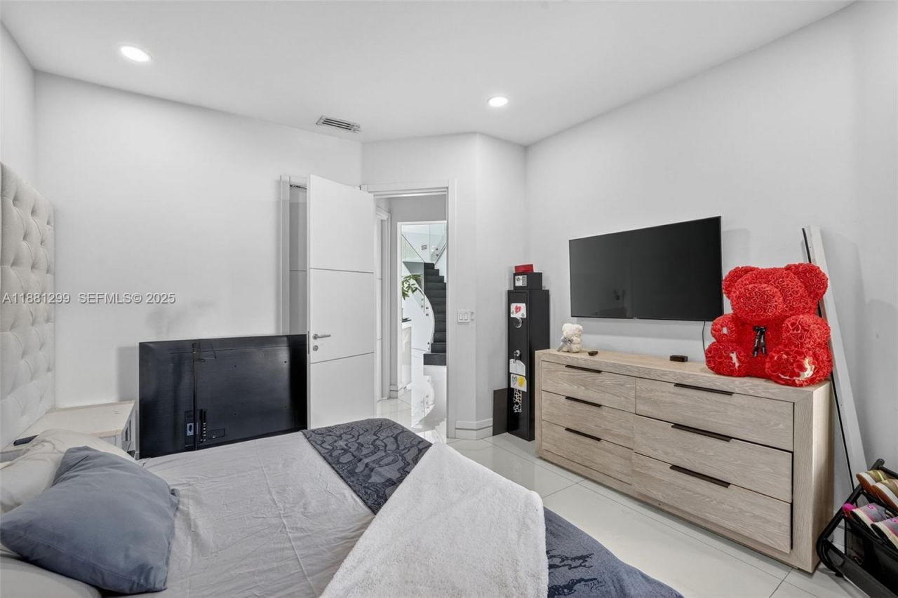 3710 NE 208th Ter, Aventura, FL 33180 Photo