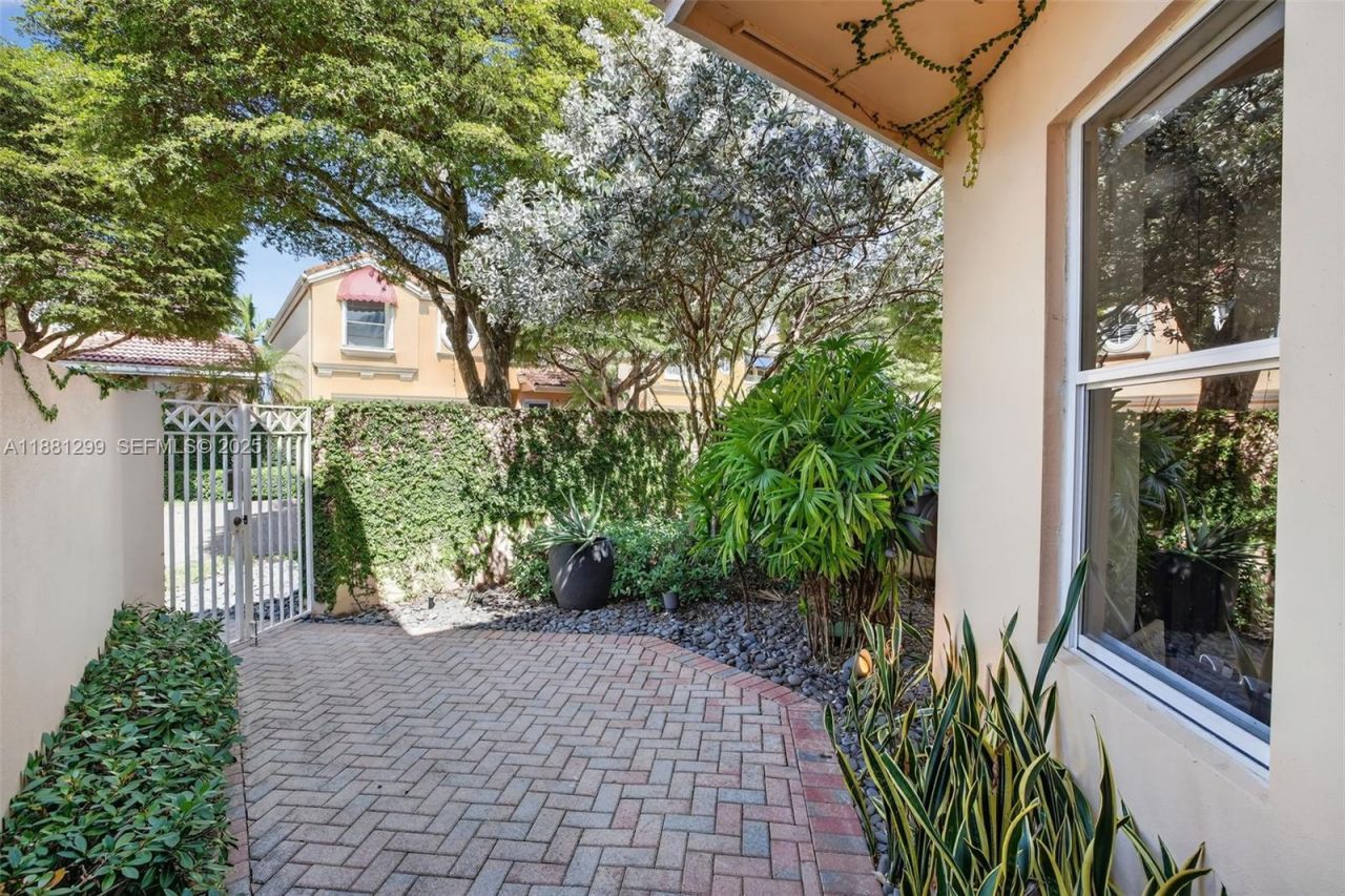 3710 NE 208th Ter, Aventura, FL 33180 Photo