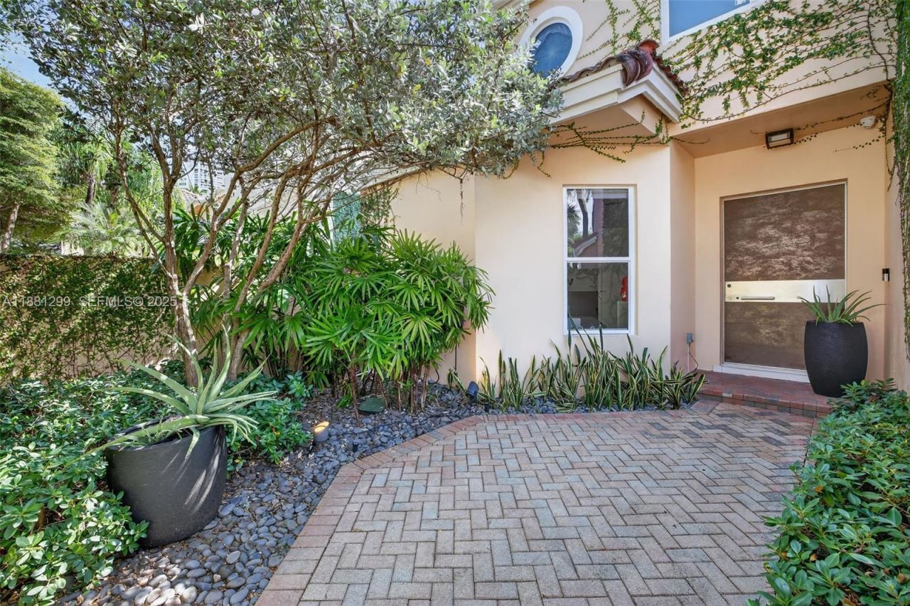 3710 NE 208th Ter, Aventura, FL 33180 Photo