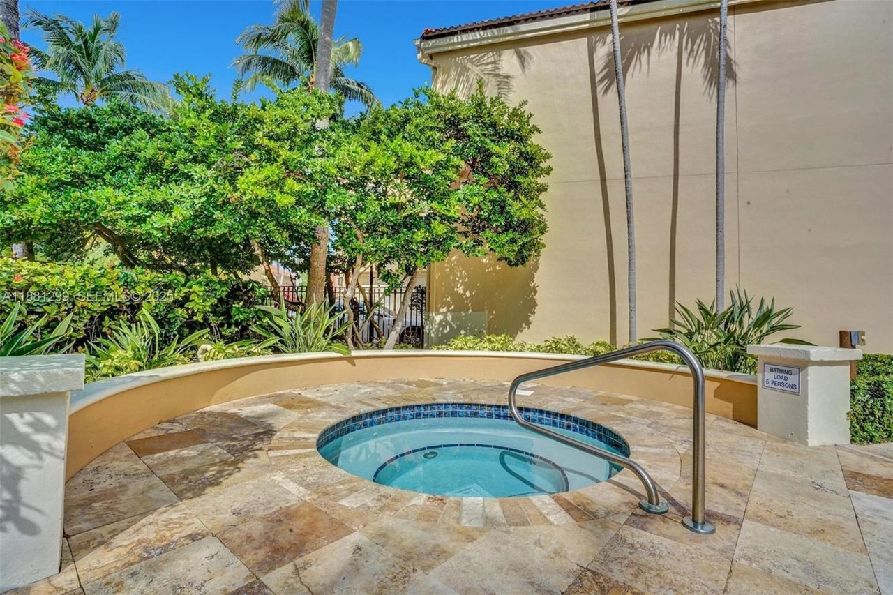 3710 NE 208th Ter, Aventura, FL 33180 Photo