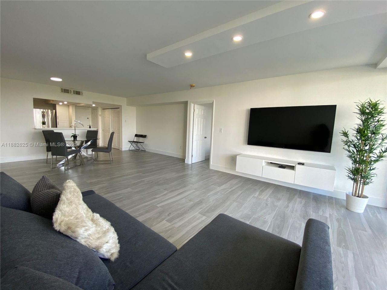 20515 E Country Club Dr, Unit 549, Aventura, FL 33180 Photo