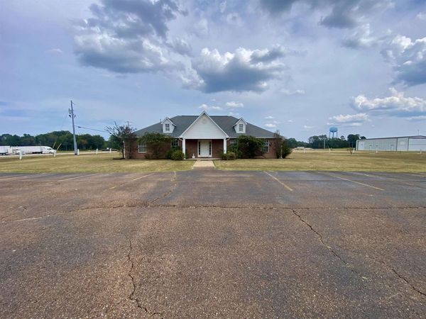 130 MUNICIPAL PLAZA DR, Bolivar, TN 38008