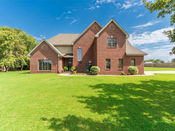 107 Stratton Lane, Clinton, OK 73601